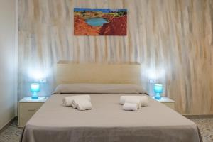- une chambre avec un lit et 2 oreillers dans l'établissement BORGHETTO DEL SALENTO, à Uggiano la Chiesa