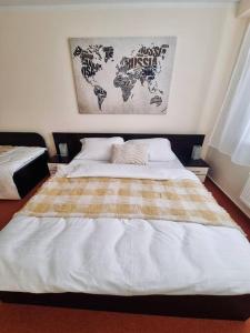 1 dormitorio con 1 cama grande con manta en Apartment in Tatranská Štrba/near Štrbské Pleso with free parking, en Tatranská Štrba