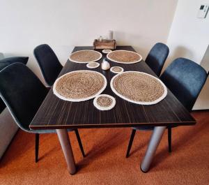 una mesa de madera con cuatro platos. en Apartment in Tatranská Štrba/near Štrbské Pleso with free parking, en Tatranská Štrba