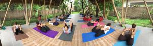 un gruppo di persone sedute a lezione di yoga di Pranajaya Loka a Tejakula