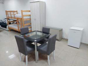 una mesa de cristal y sillas en una habitación en Apartman Aleksić u samom centru grada en Knjazevac.