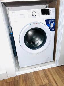 a washing machine in a door of a room at Joli studio entièrement rénové et équipé classé 2 étoiles in Balaruc-les-Bains