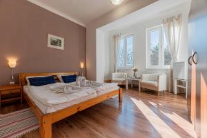 sypialnia z łóżkiem i salon w obiekcie Penzión Poľana w mieście Vysoke Tatry - Horny Smokovec