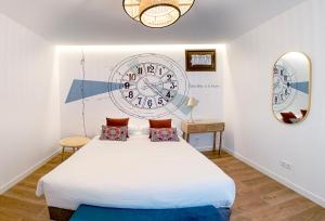 a bedroom with a bed with a large clock on the wall at Cervantes 5 Collection Delux - Toletum in Toledo