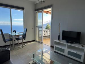 A television and/or entertainment centre at Casa Vista Pájaro