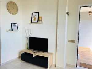A television and/or entertainment centre at Casa Vista Pájaro