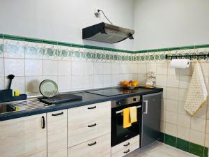 a kitchen with a sink and a stove top oven at Casa Vista Pájaro in Puntallana