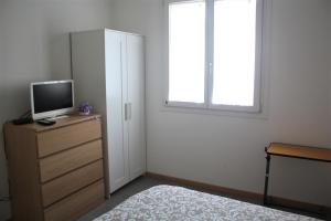 Dormitorio con cama y tocador con TV en Cà Maurizio Venezia, en Marghera