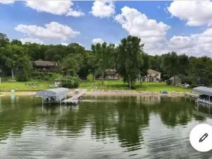 vista sul lago con molo di Private Lake Cottage - Spacious and Updated ad Annandale