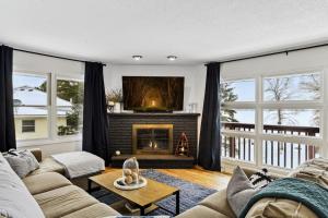 un soggiorno con divano e camino di Private Lake Cottage - Spacious and Updated ad Annandale