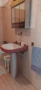 a bathroom with a sink and a mirror at Apartamento Abril in Gouveia