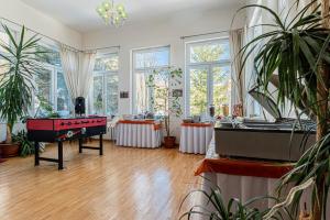 una stanza con tavolo da ping pong e biliardo di Penzión Poľana a Vysoke Tatry - Horny Smokovec