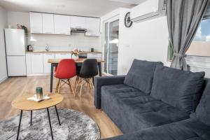 a living room with a couch and a table at Apartman Luka in Vinkovci