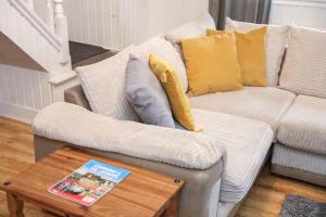 uma sala de estar com um sofá e uma mesa de centro em Beautiful Rooms in Edinburgh Cottage Guest House - Free Parking em Edimburgo