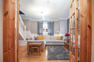 uma sala de estar com um sofá e uma mesa em Beautiful Rooms in Edinburgh Cottage Guest House - Free Parking em Edimburgo