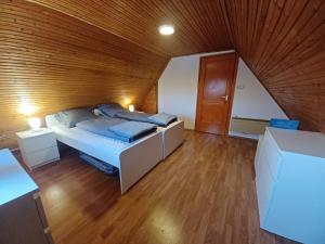 ユマンドゥルードにあるBónom-zugi Pihenőházの木製の天井が特徴のベッドルーム1室(ベッド2台付)