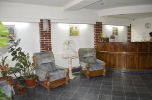 poczekalnia z dwoma krzesłami i stołem w obiekcie Motel Buti w mieście Syhot Marmaroski