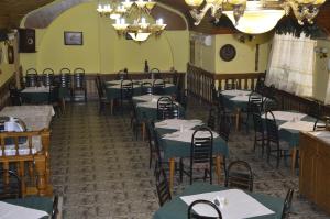 a dining room with green tables and chairs at Motel Buti in Sighetu Marmaţiei