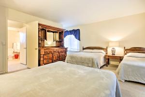 - une chambre avec 2 lits et une commode dans l'établissement Relaxing Catskills Apt Less Than 3 Mi to Windham Mountain!, à Windham