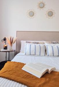 łóżko z otwartą książką na górze w obiekcie Apartamento Nicores Bidasoa w mieście Irún