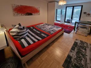 een slaapkamer met een bed in een woonkamer bij Ferienwohnung Arlett in Dresden