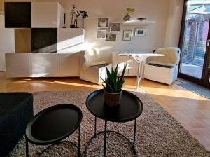 een woonkamer met een tafel en een bank bij Ferienwohnung Arlett in Dresden