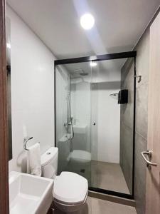 La salle de bains est pourvue d'une douche, de toilettes et d'un lavabo. dans l'établissement Moderno y delicado confort, à Santa Cruz de la Sierra