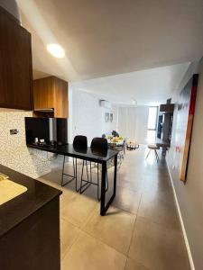 cocina con mesa y sillas en una habitación en Moderno y delicado confort, en Santa Cruz de la Sierra