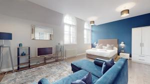 sala de estar con sofá y cama en Glassford Residence en Glasgow