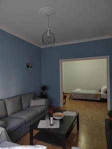 sala de estar con sofá y cama en Jo Apartment, en Atenas
