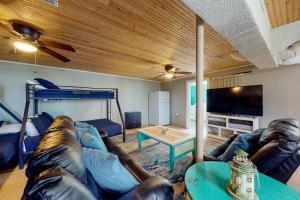 uma sala de estar com um sofá e um beliche em Second Wind em Dauphin Island