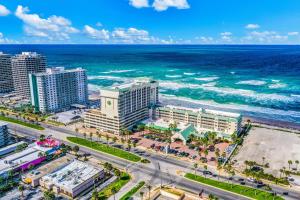 uma vista aérea da praia e dos edifícios em Daytona Beach Resort #215 em Daytona Beach
