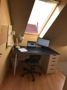 um escritório com uma secretária com um computador e uma janela em Sun City Relax - Szeged em Szeged