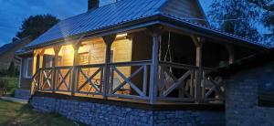 - une terrasse couverte sur une maison la nuit dans l'établissement Dom Na Wsi u Ani, à Koszele