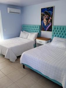 Rúm í herbergi á Hotel Mono Azul