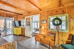 una sala de estar con paredes de madera y techo de madera. en Henderson Harbor Cottage with Lake Access!, en Sackets Harbor