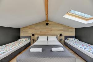 Habitación con 2 camas y tragaluz. en Soul Camp Nowęcin, en Łeba 26 fotos más