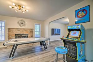 Phòng trò chơi tại Movie Room, Hot Tub Pocono Vacation Rental!