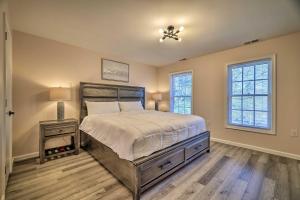 Un dormitorio con una cama grande y una ventana en Pocono Vacation Rental with Movie Room and Hot Tub! en East Stroudsburg