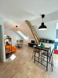 - un salon avec une table et des chaises dans l'établissement Appartement Cosy Hyper centre WIFI, à Rodez