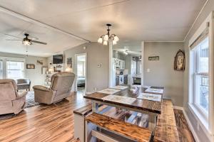 Una cocina y una sala de estar con mesa y sillas. en Pet-Friendly Flemington Home with Lake Access!, en Galmey