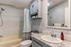 un baño con lavabo e inodoro en Pet-Friendly Flemington Home with Lake Access!, en Galmey 27 fotos más