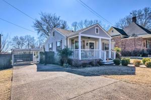 a house with a white porch and a fence at Mississippi Cottage about 6 Mi to Columbus Lake in Columbus