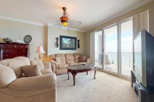 sala de estar con sofá y TV en Ocean Villa 706 en Panama City Beach