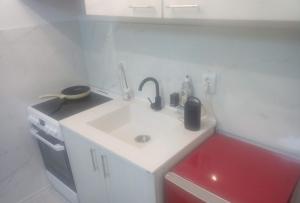 Η κουζίνα ή μικρή κουζίνα στο 1 Small Studio, self check in