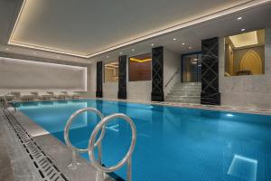 Bazén v ubytování Lazzoni Hotel nebo v jeho okolí