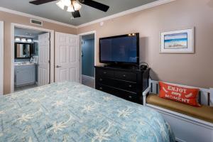 - une chambre avec un lit et une télévision à écran plat dans l'établissement Pelican Isle 116, à Fort Walton Beach