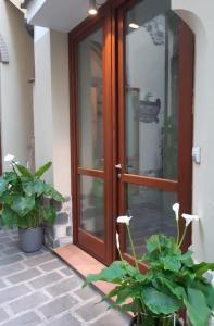 una puerta de madera de una casa con dos macetas en Casa&Cantina, en Senise