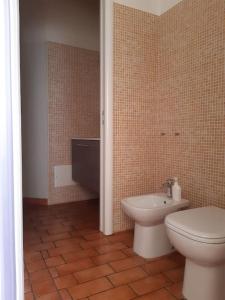 La salle de bains est pourvue de toilettes et d'un lavabo. dans l'établissement Casa&Cantina, à Senise