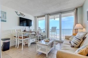 uma sala de estar com um sofá e uma mesa em Harbour Beach Resort 611 em Daytona Beach